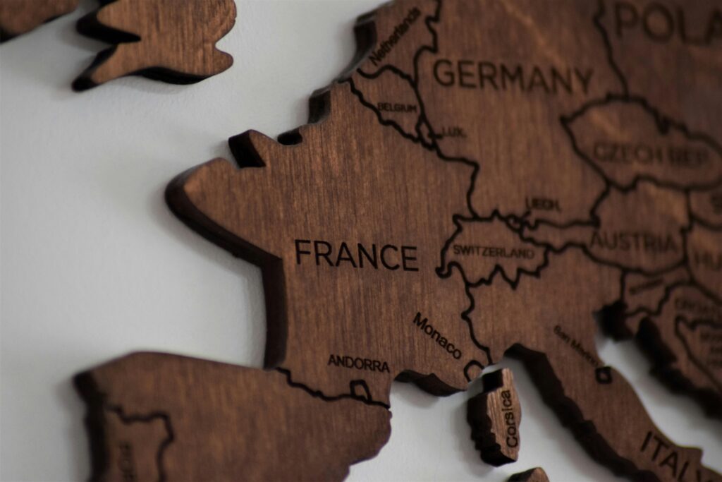 pexels-photo-4278036-4278036 image de la france représenté en bois
